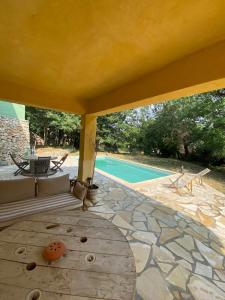 Bazén v ubytování La Cigale- Rez de villa avec piscine nebo v jeho okolí