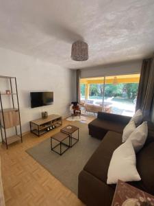 TV a/nebo společenská místnost v ubytování La Cigale- Rez de villa avec piscine