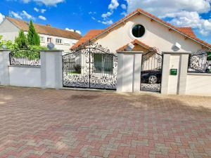 Arnouville-lès-GonesseStudio proximité Paris Le Bourget的车门的房子