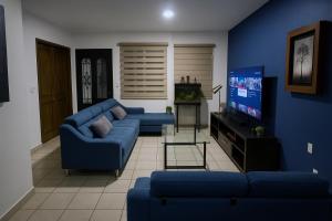 TV a/nebo společenská místnost v ubytování Casa Cómoda con Jacuzzi, Cochera, Terraza y Jardín