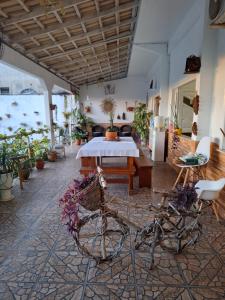 Posezení v ubytování Quarto triplo com banheiro em Pousada e Restaurante