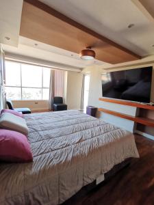クスコにあるSuites Cuscoの大きなベッドと薄型テレビのある寝室 +83枚の写真