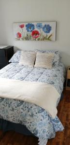 Una cama con dos almohadas encima en un dormitorio. en Hatchet Harbour Cottage, en Herring Neck