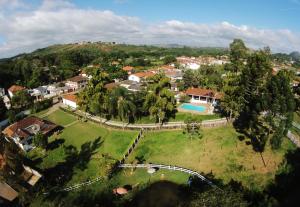 una vista aérea de una casa con un parque en Rancho da Serra Pousada, en Tiradentes