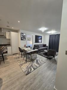 ein Wohnzimmer mit Tisch und Couch in der Unterkunft Mega9 Luxury 2Bedrooms Apartment - 2Baths, 2Toilets in Manchester