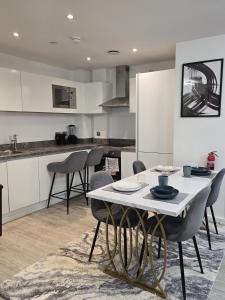 eine Küche mit Tisch und Stühlen in einem Zimmer in der Unterkunft Mega9 Luxury 2Bedrooms Apartment - 2Baths, 2Toilets in Manchester