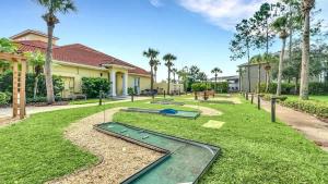 Κήπος έξω από το Amazing House 5BR 3B 15 min from Disney World