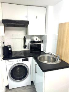 Η κουζίνα ή μικρή κουζίνα στο Stylish Studio Apartment