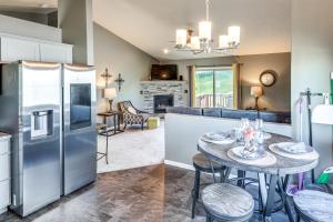 Una cocina y una sala de estar con mesa y sillas. en 4 Mi to Offutt AFB - Family Home in Omaha Suburbs!, en Bellevue