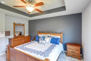 Un dormitorio con una cama y un ventilador de techo. en 4 Mi to Offutt AFB - Family Home in Omaha Suburbs!, en Bellevue