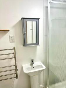 Ένα μπάνιο στο Stylish Studio Apartment +3 φωτογραφίες