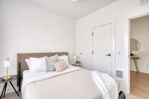 Ένα ή περισσότερα κρεβάτια σε δωμάτιο στο Stay Portland - City Serenity- Stylish 2-Bed Alberta Haven