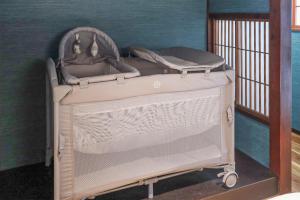 a baby crib in a room with a wall at Higashiyama bau in Kanazawa