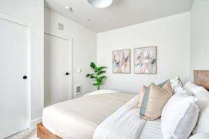 Ένα ή περισσότερα κρεβάτια σε δωμάτιο στο Stay Portland - Stylish Luxe Suite N Williams & Alberta Districts +50 φωτογραφίες