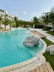 Las LagunasにあるTropical Escape with 3 Pools & Private Beach Club Aqua Esmeraldaの水中の岩を使ったスイミングプール