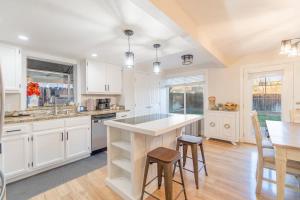 eine Küche mit weißen Schränken und einem Tisch und Stühlen in der Unterkunft Modern 3-Bedroom Escape in Northwest Reno in Reno