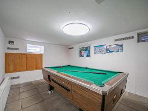 Biliár nebo kulečník v ubytování Chalet Kirchberg