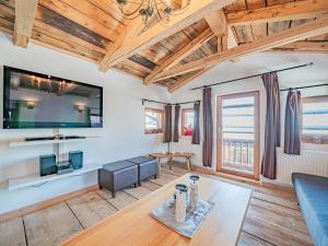 TV a/nebo společenská místnost v ubytování Chalet Kirchberg L