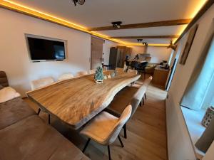 TV a/nebo společenská místnost v ubytování Chalet Kirchberg L