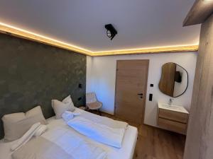 Postel nebo postele na pokoji v ubytování Chalet Kirchberg L