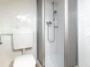 ein weißes Badezimmer mit Dusche und Toilette in der Unterkunft Rettenstein und Gaisbergblick in Kirchberg in Tirol + 29 Fotos