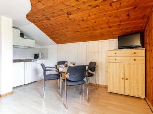 eine Küche und ein Esszimmer mit Tisch und Stühlen in der Unterkunft Rettenstein und Gaisbergblick in Kirchberg in Tirol