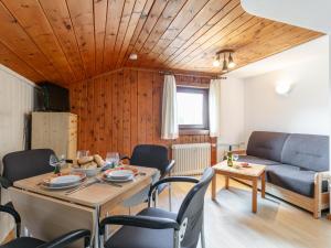 ein Wohnzimmer mit einem Tisch und einem Sofa in der Unterkunft Rettenstein und Gaisbergblick in Kirchberg in Tirol