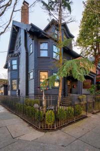 una casa blu con una recinzione di fronte di Stay Portland - 1910 Historic Jessie Morehead House - 98 WalkScore a Portland