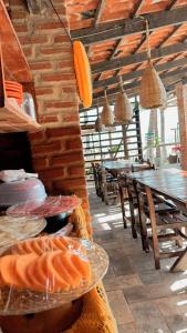 Um restaurante ou outro lugar para comer em Pousada Genipabu Praia