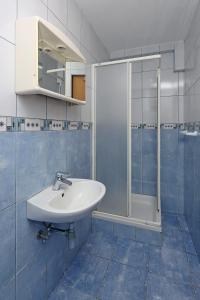 Ένα μπάνιο στο Apartment Lopar 14804a