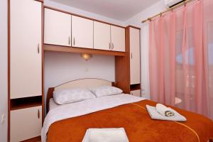 Ένα ή περισσότερα κρεβάτια σε δωμάτιο στο Apartments with WiFi Lopar, Rab - 14804