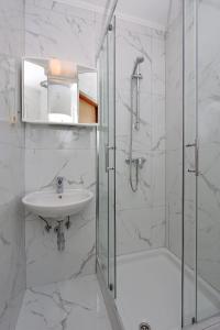 Ένα μπάνιο στο Apartments with WiFi Lopar, Rab - 14804