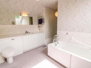 Ένα μπάνιο στο Townhead of Auchenbainzie +46 φωτογραφίες