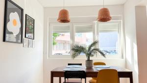 una sala da pranzo con tavolo e sedie di Vizinho -Central - perto praia - Wi-Fi a Setúbal Altre 8 foto