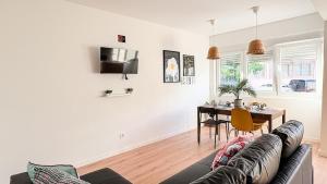 un soggiorno con un divano e un tavolo di Vizinho -Central - perto praia - Wi-Fi a Setúbal