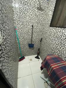 un bagno con doccia e due lavabi di Loft ZN Natal próx Norte Shopping Genipabu a Natal