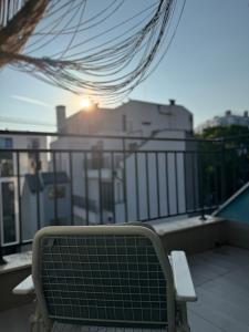ヴァルナ・シティにあるHarbour Top-View Terrace 2-BDR Central Apartmentの建物の景色を望むバルコニー(椅子付)