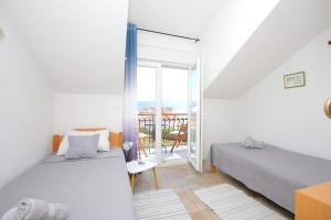 Ένα ή περισσότερα κρεβάτια σε δωμάτιο στο Apartments by the sea Slatine, Ciovo - 24266