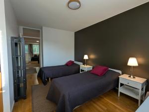 Una habitación de hotel con dos camas y un espejo. en Nice and spacious apartment in center - own carport and private sauna, en Rauma
