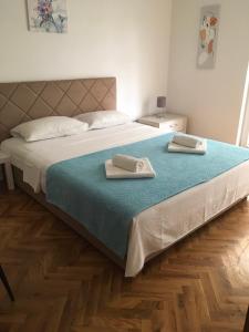 Postel nebo postele na pokoji v ubytování R&A Apartmani Bečići