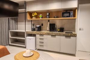 Kuchyň nebo kuchyňský kout v ubytování Flat a 50m da praia, com cozinha completa, estacionamento, recepção 24h, academia, lavanderia, Wi-Fi, mini mercado, Rooftop com piscina, churrasqueira e vista incrível