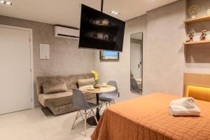 TV a/nebo společenská místnost v ubytování Flat a 50m da praia, com cozinha completa, estacionamento, recepção 24h, academia, lavanderia, Wi-Fi, mini mercado, Rooftop com piscina, churrasqueira e vista incrível