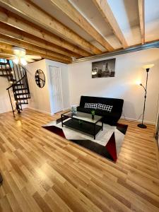 Istumisnurk majutusasutuses NYC-Style Loft with Secret Entrance - Just 6 Miles from Times Square