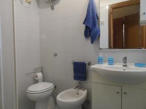 A bathroom at La Spiaggia sotto Casa A pochi passi dal mare, Rivabella Gallipoli Még 17 kép