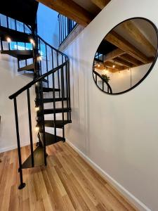 Foto sihtkohas North Bergen asuva majutusasutuse NYC-Style Loft with Secret Entrance - Just 6 Miles from Times Square galeriist