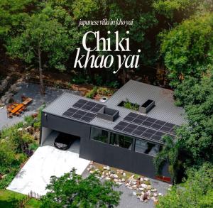 Ban Bung ToeiHunter house的屋顶上有很多太阳能电池板的房子