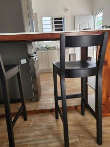 a black chair sitting at a kitchen table at Residencias crasky in Punta Cana