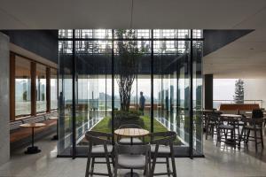 Ein Sitzbereich in der Unterkunft The Gaia Hotel Bandung