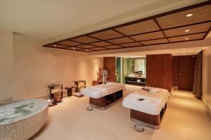 ein Badezimmer mit zwei Waschbecken und einer Badewanne in der Unterkunft The Gaia Hotel Bandung in Bandung