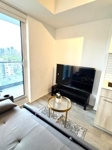 Μια τηλεόραση ή/και κέντρο ψυχαγωγίας στο Royal BnB 1 Bed 1 Den Pristine Downtown Toronto Retreat